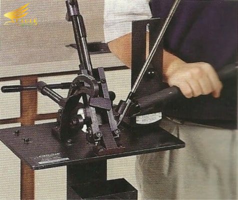 Người đang uốn chỉnh góc lie của gậy sắt bằng thanh uốn và máy điều chỉnh loft/lie