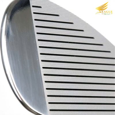 Gậy wedge golf với các rãnh mài siêu nhỏ
