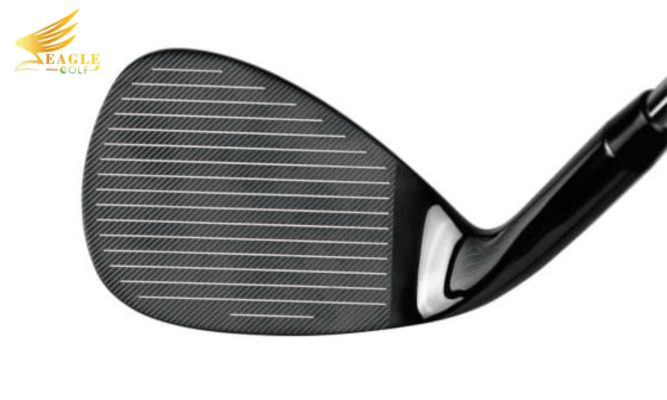Gậy wedge full face nhìn từ mặt gậy với lớp phủ PVD màu đen và các đường kẻ điểm trắng