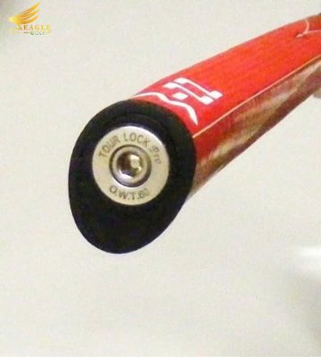 Ảnh đối trọng Tour Lock 60g được lắp vào phần cuối tay cầm của một tay cầm Winn màu đỏ